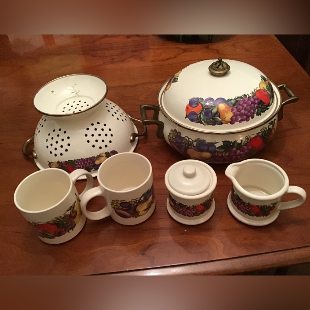 Vintage Cornicopia Enamel Pot and various pieces…